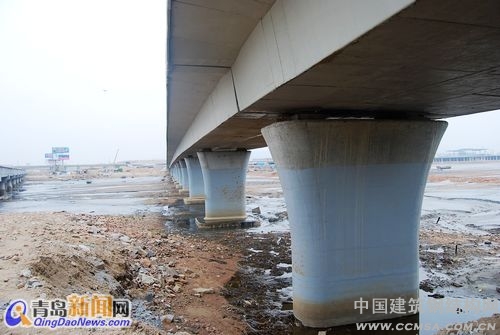 跨海大橋的建成將使青島老港、油港、前灣港連為一個(gè)整體